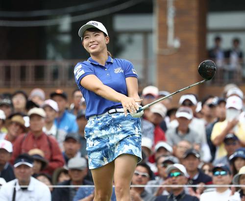 北海道meijiカップ　最終日　1番、ティーショットを放ち笑顔の渋野（撮影・黒川智章）