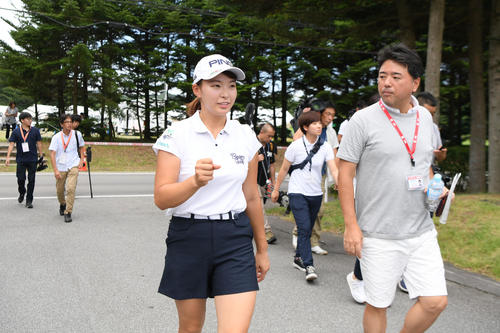 練習を終え、練習場からクラブハウスへ移動する渋野（撮影・加藤諒）