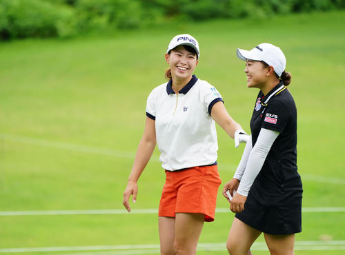 NEC軽井沢72トーナメント指定練習日　9番、同組の小貫（右）と笑顔でコースを回る渋野（撮影・加藤諒）
