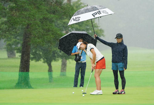 NEC軽井沢72トーナメント指定練習日　強い雨の中、パットの練習を続ける渋野（撮影・加藤諒）