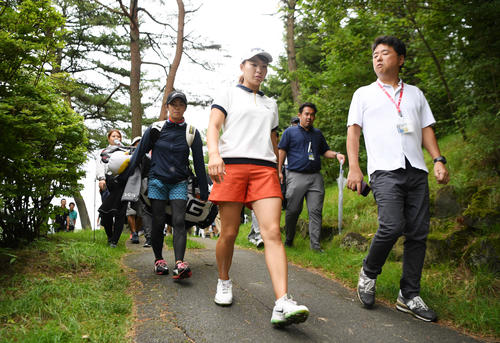 NEC軽井沢72トーナメント指定練習日　9番でホールアウトする渋野（撮影・加藤諒）