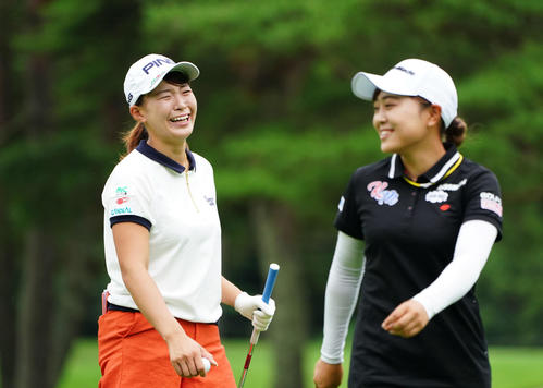 NEC軽井沢72トーナメント指定練習日　3番、小貫（右）と笑顔でコースを回る渋野（撮影・加藤諒）