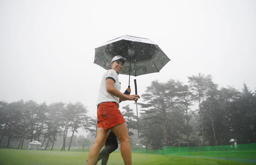 NEC軽井沢72トーナメント指定練習日　雨の中でのパット練習を終え、会場を後にする渋野（撮影・加藤諒）