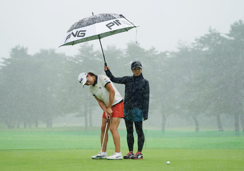 NEC軽井沢72トーナメント指定練習日　雨脚が強まる中、パットの練習を続ける渋野（撮影・加藤諒）