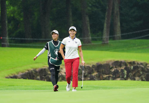 NEC軽井沢72トーナメントプロアマ大会　18番、笑顔でコースを歩く渋野（撮影・加藤諒）