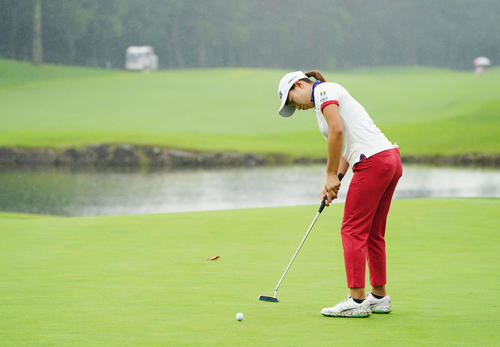 NEC軽井沢72トーナメントプロアマ大会　18番、パットを打つ渋野（撮影・加藤諒）