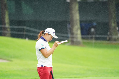 NEC軽井沢72トーナメントプロアマ大会　18番、ヤーデージブックにメモをする渋野（撮影・加藤諒）