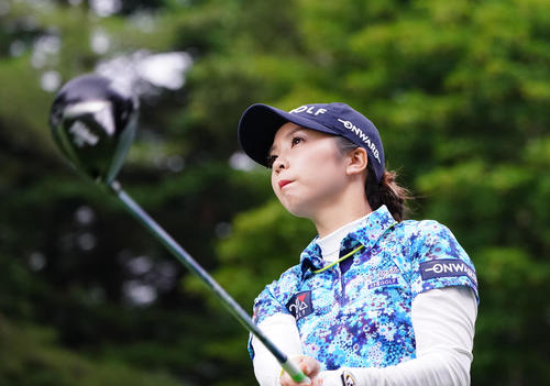 NEC軽井沢72トーナメントプロアマ大会　1番、ティーショットを放つ菊地（撮影・加藤諒）