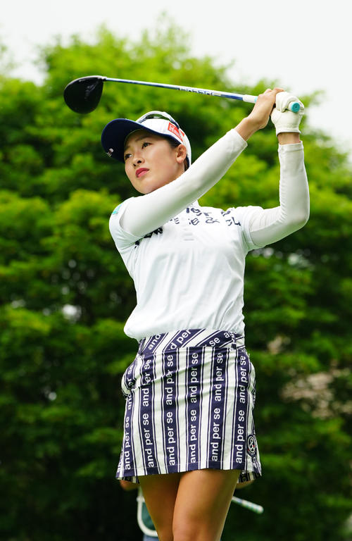 NEC軽井沢72トーナメントプロアマ大会　1番、ティーショットを放つ松田（撮影・加藤諒）