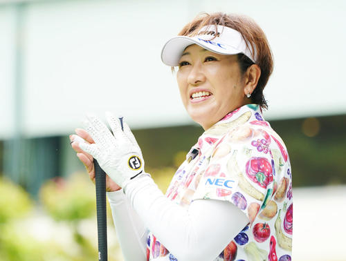 NEC軽井沢72トーナメントプロアマ大会　1番、ティーショットを放つ参加者に拍手を送る福嶋（撮影・加藤諒）