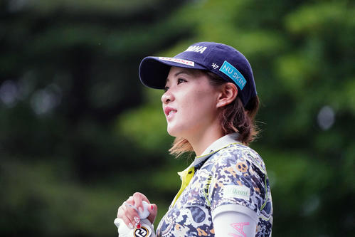 NEC軽井沢72トーナメントプロアマ大会　1番、参加者のティーショットを見つめる永井（撮影・加藤諒）
