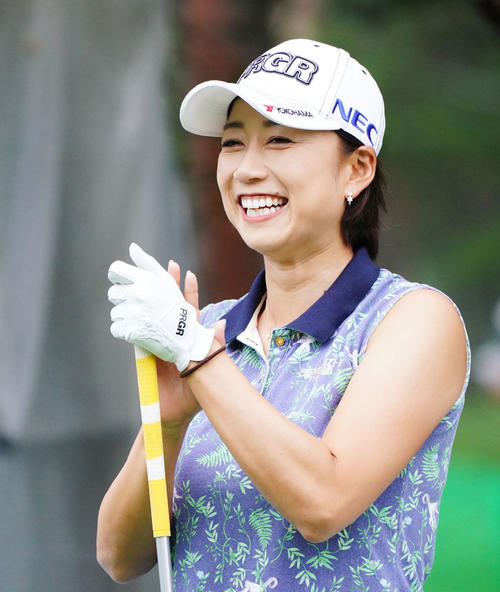 NEC軽井沢72トーナメントプロアマ大会　1番、ティーショットを放つ参加者に拍手を送る原江里菜（撮影・加藤諒）