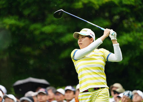 1番、ティーショットを放つ勝みなみ（撮影・加藤諒）