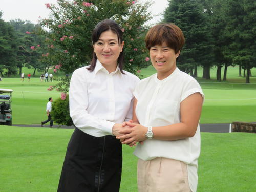ゴルフ五輪会場を視察した日本代表女子の服部道子コーチ（左）と韓国代表女子チームリーダー朴セリ氏