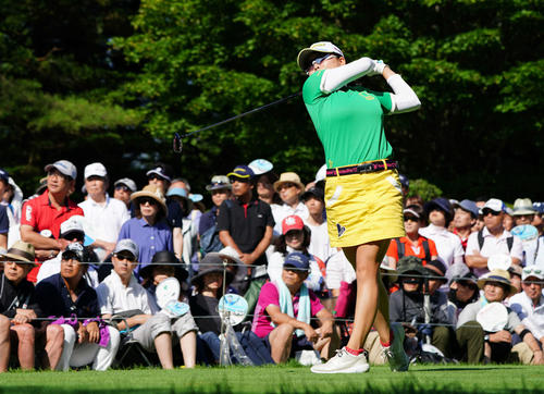 1番、ティーショットを放つ勝（撮影・加藤諒）
