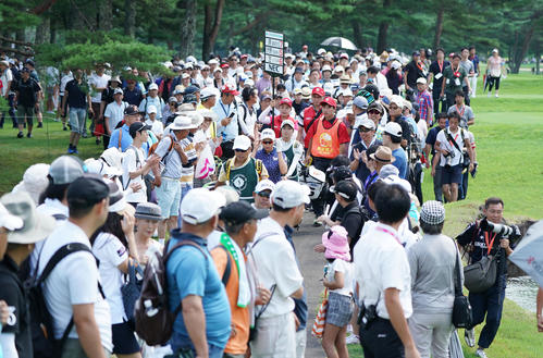 4番、ティーショットを放ち、大観衆の中を歩く渋野（撮影・加藤諒）