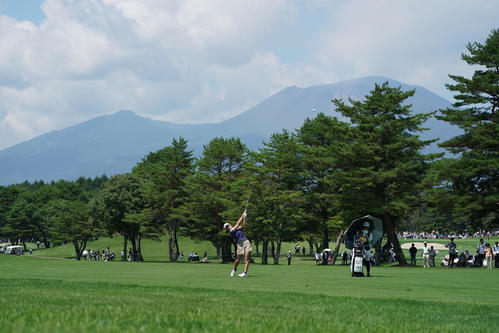 6番、浅間山を背景に第2打のショットを放つ渋野（撮影・加藤諒）