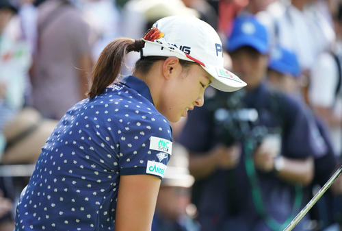16番、ティーショットを放ち、悔しがる渋野（撮影・加藤諒）
