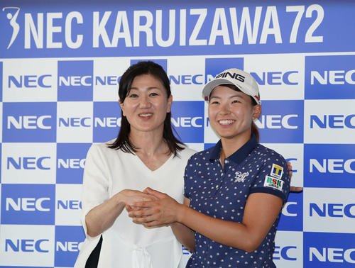 会場を訪れた服部道子氏（左）と握手をする渋野日向子（撮影・加藤諒）