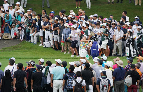 6番、大観衆がティーイングエリアを取り囲む中、ティーショットを放つ渋野（撮影・加藤諒）