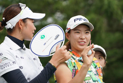5番、ティーショットを待つ間原英莉花（左）と談笑する渋野日向子（撮影・加藤諒）