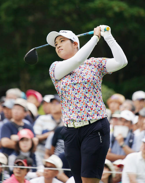1番、ティーショットを放つ浜田（撮影・加藤諒）
