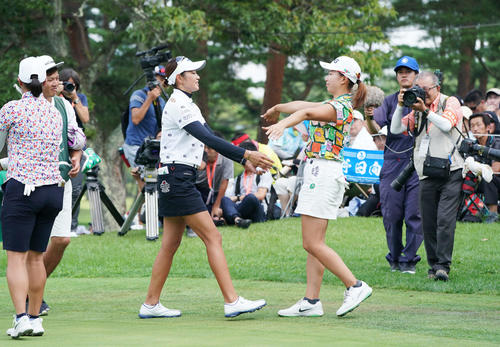同組の原英莉花（左）と抱き合って健闘をたたえ合う渋野日向子（撮影・加藤諒）