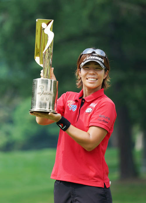 プレーオフを制して優勝し、トロフィーを掲げる穴井（撮影・加藤諒）