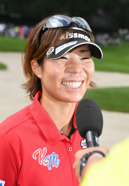 プレーオフを制して優勝し、インタビューに答える穴井（撮影・加藤諒）