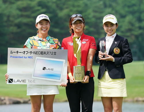 表彰式で笑顔を見せる左から、「ルーキー・オブ・ザ・NEC軽井沢72賞」の渋野、優勝した穴井、ベストアマチュア賞の安田（撮影・加藤諒）