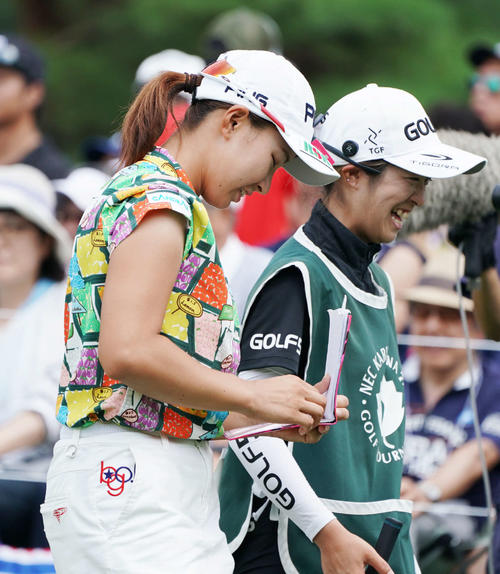 18番、ボギーを叩いて優勝を逃し、肩を落とす渋野（撮影・加藤諒）