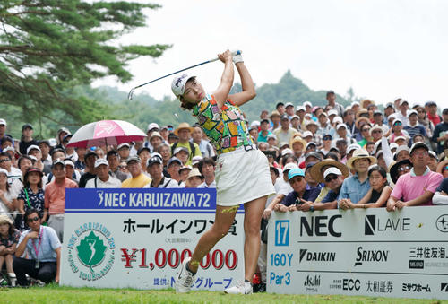 17番、ティーショットを放つ渋野（撮影・加藤諒）