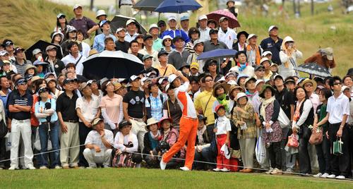 11年6月、大勢のギャラリーの前でショットを放つ石川遼