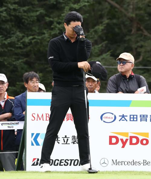 10番、スタート前に額に手を当て瞑想（めいそう）する石川（撮影・黒川智章）