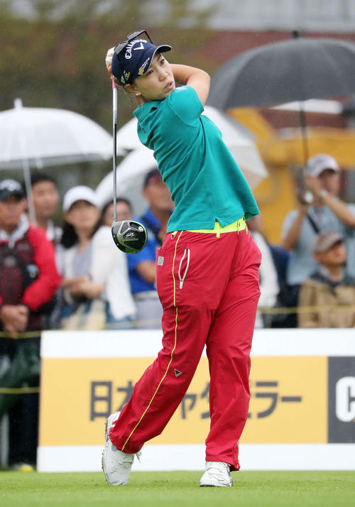 1番、ティーショットを放つ上田（撮影・鈴木正人）