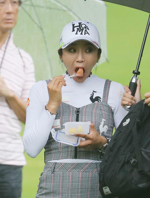 17番、ティーショットを放つ前、フルーツを食べるイ・ボミ（撮影・鈴木正人）