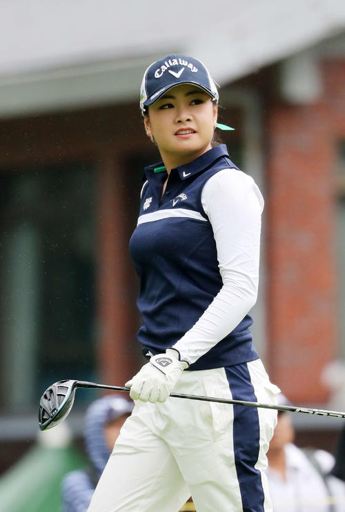 1番、ティーショットを放ち球の行方を見る河本（撮影・鈴木正人）