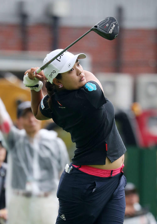 1番、ティーショットを放つ鈴木（撮影・鈴木正人）