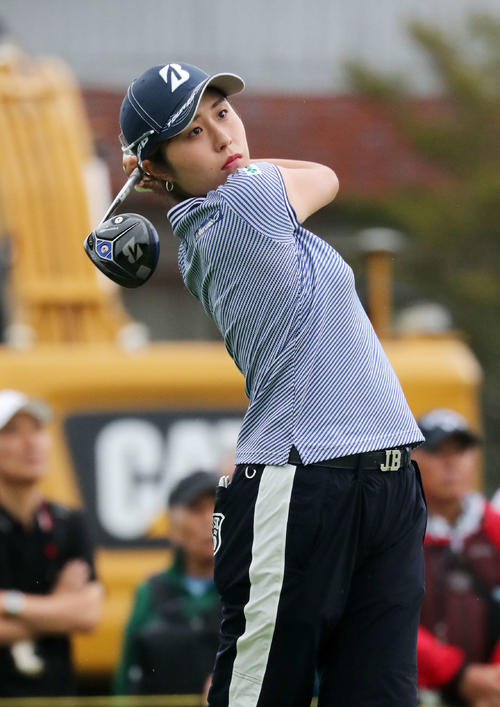 1番、ティーショットを放つ大里（撮影・鈴木正人）