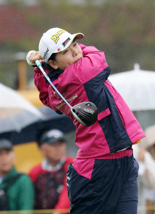 1番、ティーショットを放つ勝（撮影・鈴木正人）