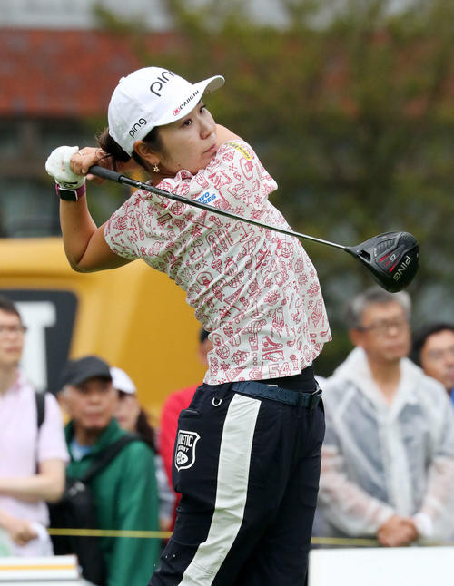 1番、ティーショットを放つ比嘉（撮影・鈴木正人）