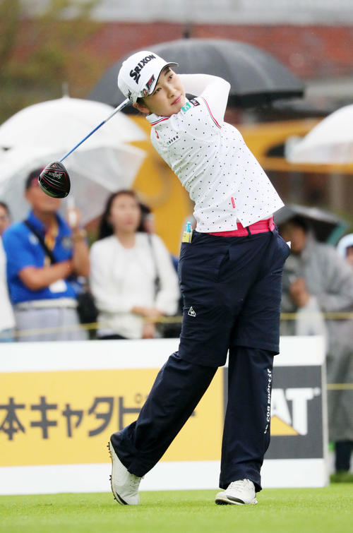 1番、ティーショットを放つ小祝（撮影・鈴木正人）