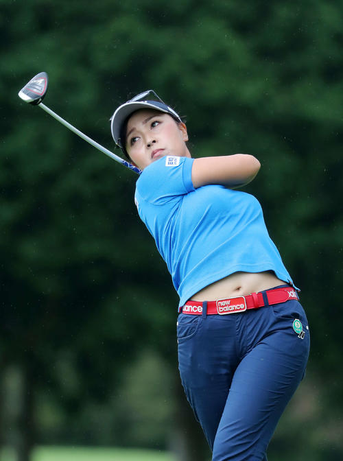 18番、セカンドショットを放つ青木（撮影・鈴木正人）