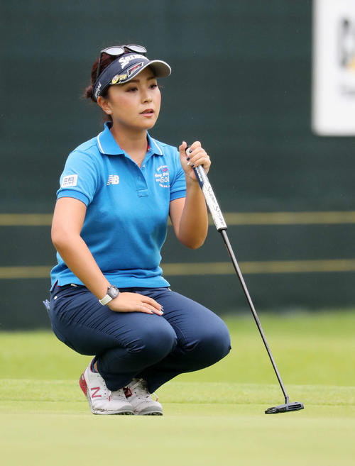 18番、ラインを読む青木（撮影・鈴木正人）