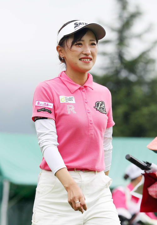 1番、ティーショットを放ち笑顔を見せる臼井（撮影・鈴木正人）