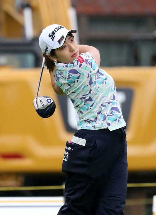 1番、ティーショットを放つ安田（撮影・鈴木正人）