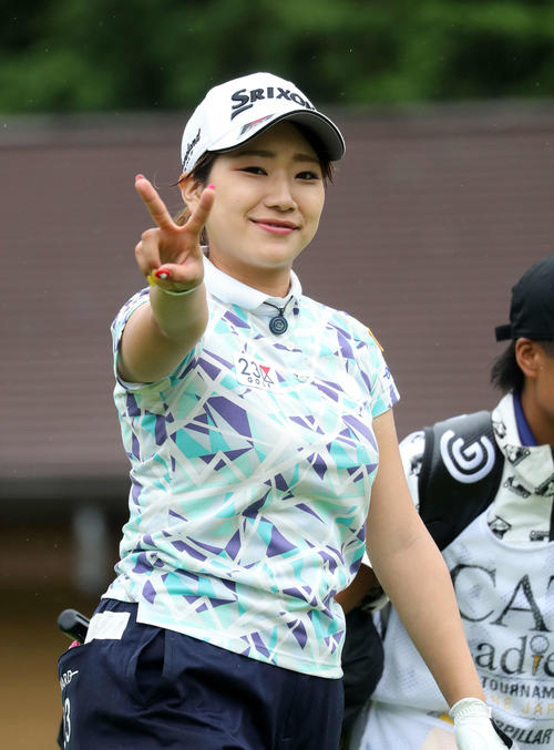 1番、ティーショットを放ち笑顔を見せる安田（撮影・鈴木正人）