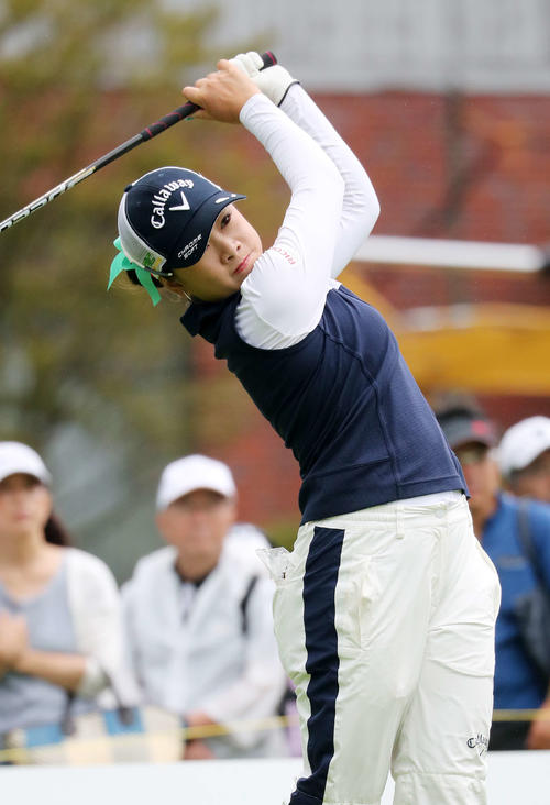 1番、ティーショットを放つ河本（撮影・鈴木正人）