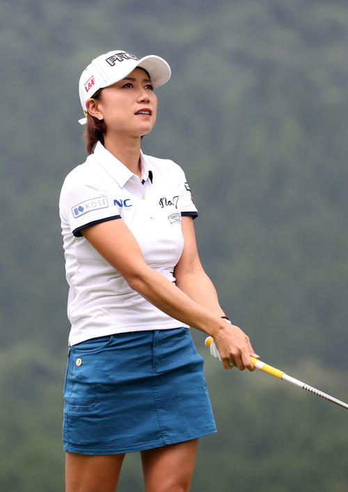 3番、ティーショットを放つ原江里菜（撮影・鈴木正人）
