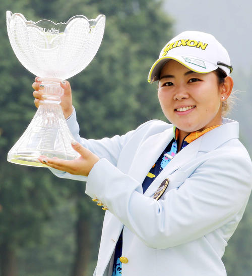 優勝トロフィーを手に笑顔を見せる浅井（撮影・鈴木正人）